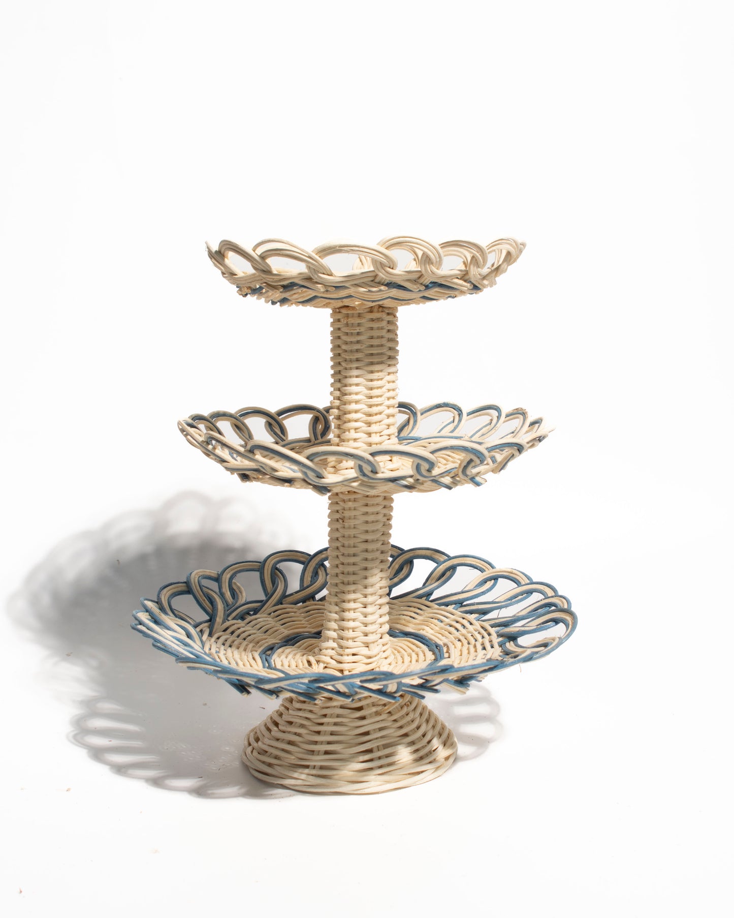 Handwoven rattan basket – Elegant Design for holding fruits, snacks, keys, small items, or as a stylish centerpiece.