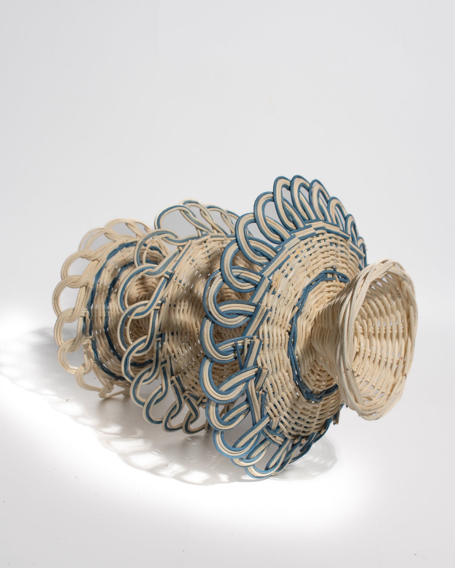 Handwoven rattan basket – Elegant Design for holding fruits, snacks, keys, small items, or as a stylish centerpiece.