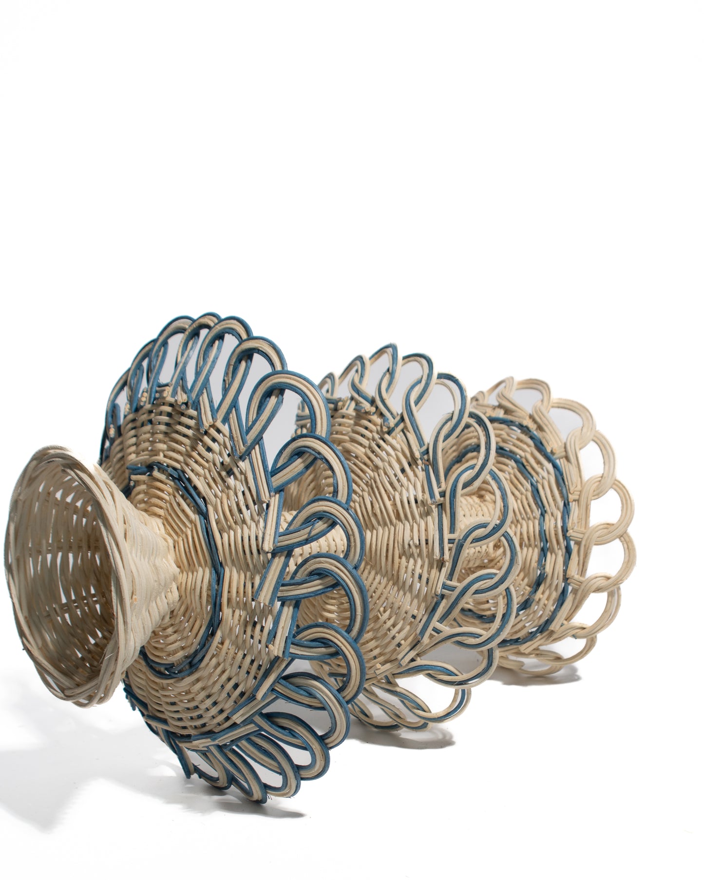 Handwoven rattan basket – Elegant Design for holding fruits, snacks, keys, small items, or as a stylish centerpiece.
