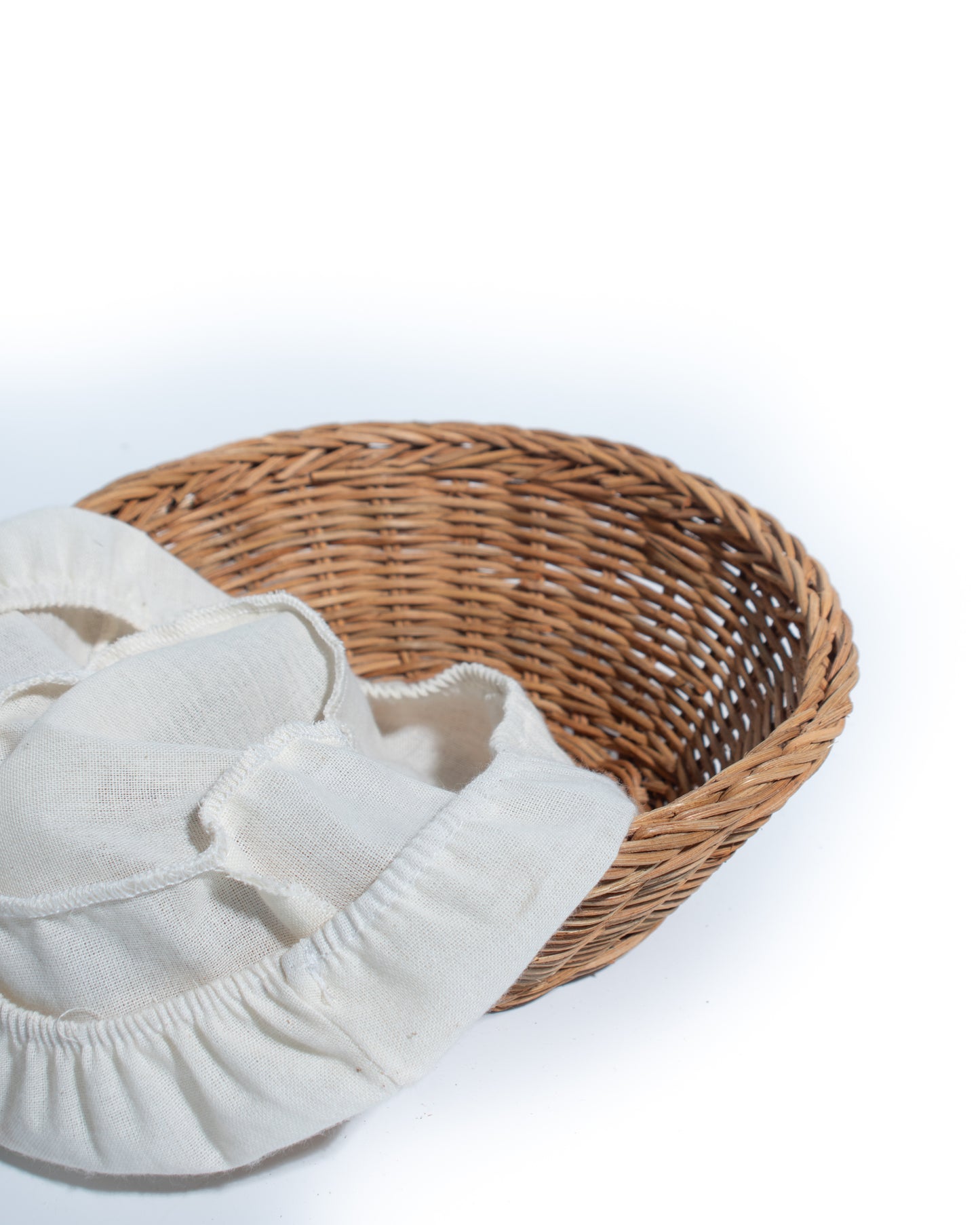 Handwoven rattan basket – Elegant Design for holding fruits, snacks, keys, small items, or as a stylish centerpiece.