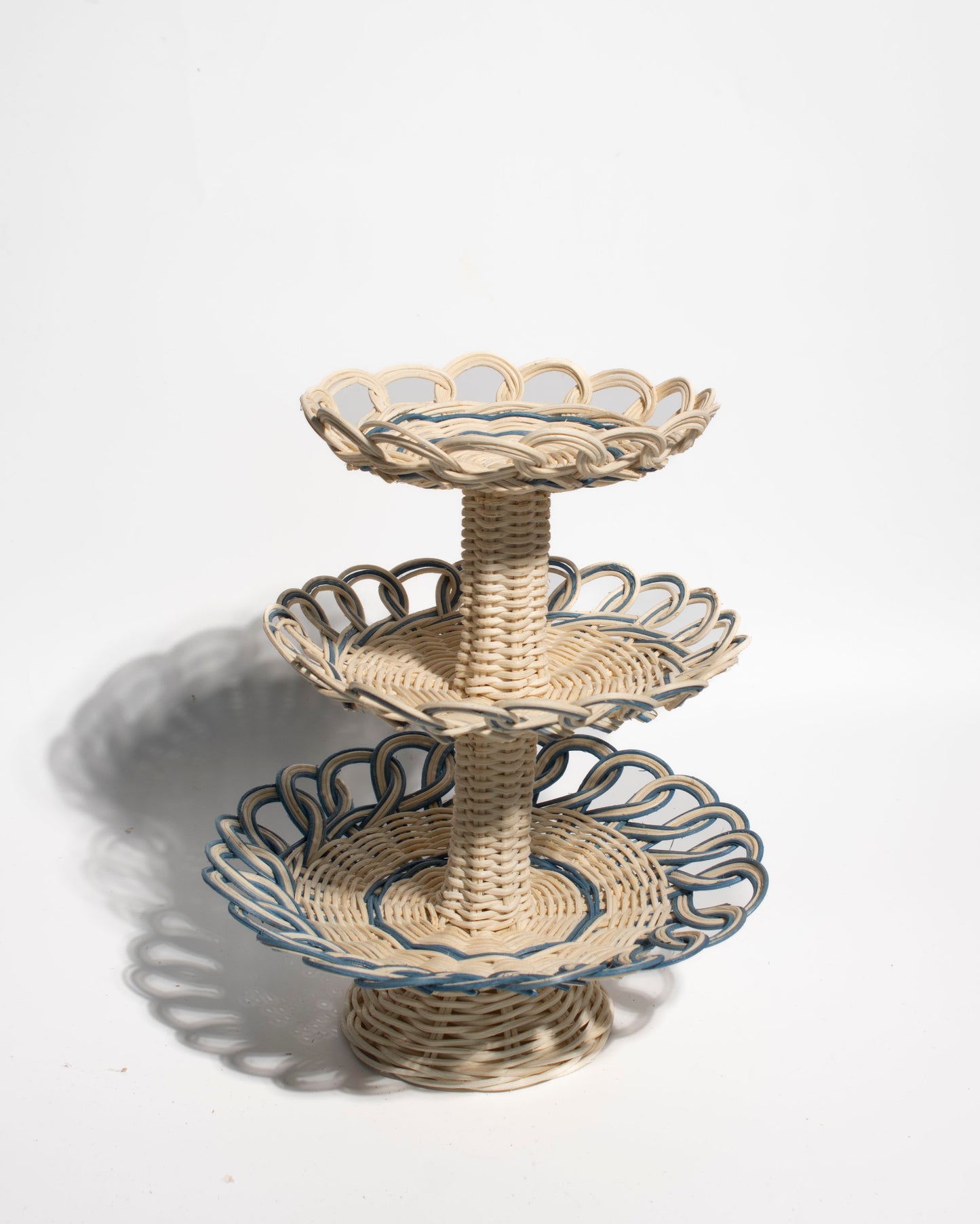 Handwoven rattan basket – Elegant Design for holding fruits, snacks, keys, small items, or as a stylish centerpiece.