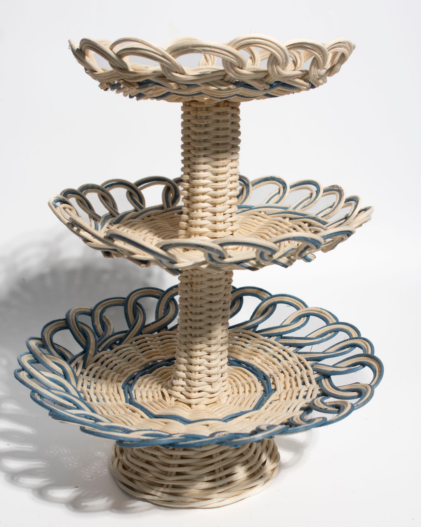 Handwoven rattan basket – Elegant Design for holding fruits, snacks, keys, small items, or as a stylish centerpiece.